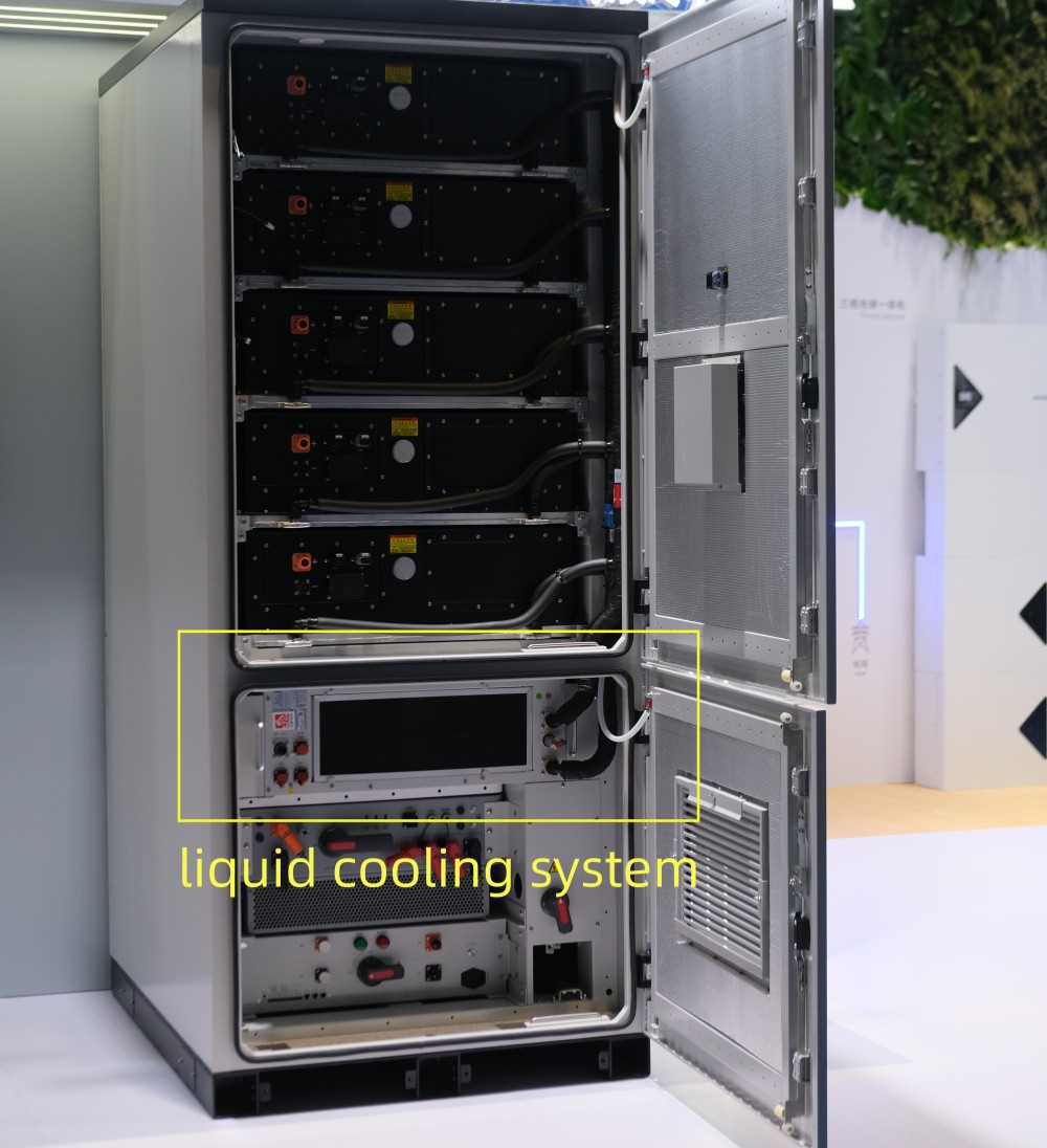 Liquid cooling system applied in containerized battery energy storage system