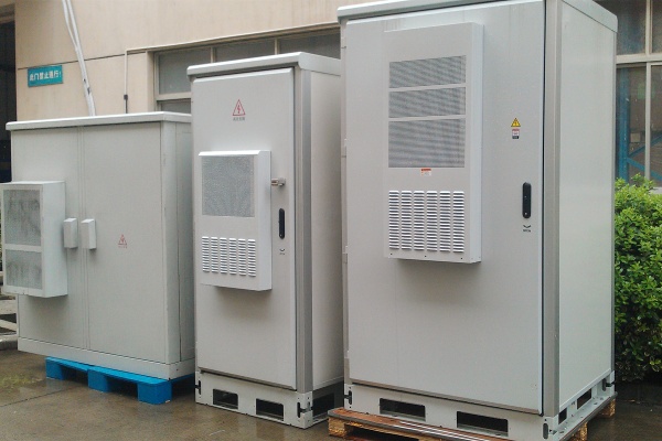 Outdoor cabinet cooling solution